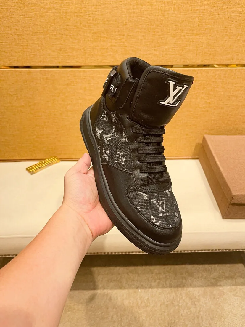 Factory price 440 [LV] Louis Vuitton's latest high-top casual Korean-style men's shoes, new autumn and winter design, perfect workmanship, creating cabinet quality, upper: cowhide material, leather lining; soft and comfortable, rubber outsole ultra-light, wear-resistant, simple, versatile fashion men's shoes, color optional, size 38--44